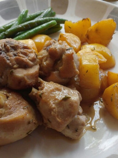Una foto de Pollo al ajillo con patatas