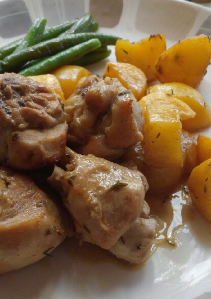 Una foto de Pollo al ajillo con patatas