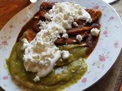 Una foto de pollo cocido frito