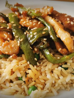 Una foto de Chop suey de Cerdo y Pimiento verde con Arroz blanco