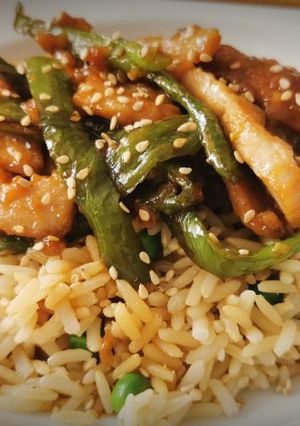 Una foto de Chop suey de Cerdo y Pimiento verde con Arroz blanco