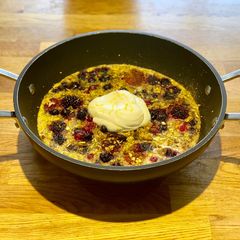 A picture of Berry oatmeal bake.