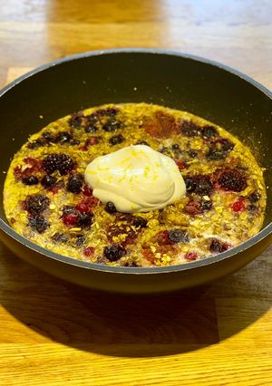 A picture of Berry oatmeal bake.