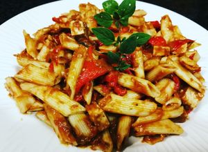 Foto principal de Macarrones con sobras (tofu, salsa al chocolate y pimiento asado