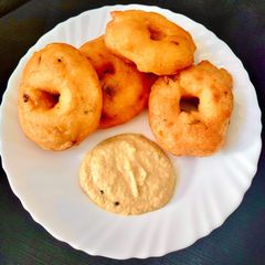 A picture of Medu Vada Bites with coconut chutney.