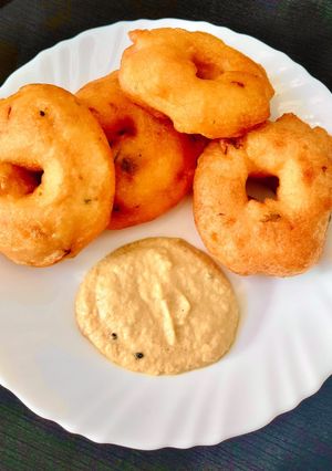 A picture of Medu Vada Bites with coconut chutney.