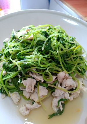 รูปของ ต้นอ่อนทานตะวันผัดหมูนุ่มๆ