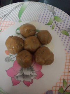 સુંઠ ના લાડુ (Ginger Laddu Recipe In Gujarati) રેસીપી મુખ્ય ફોટો