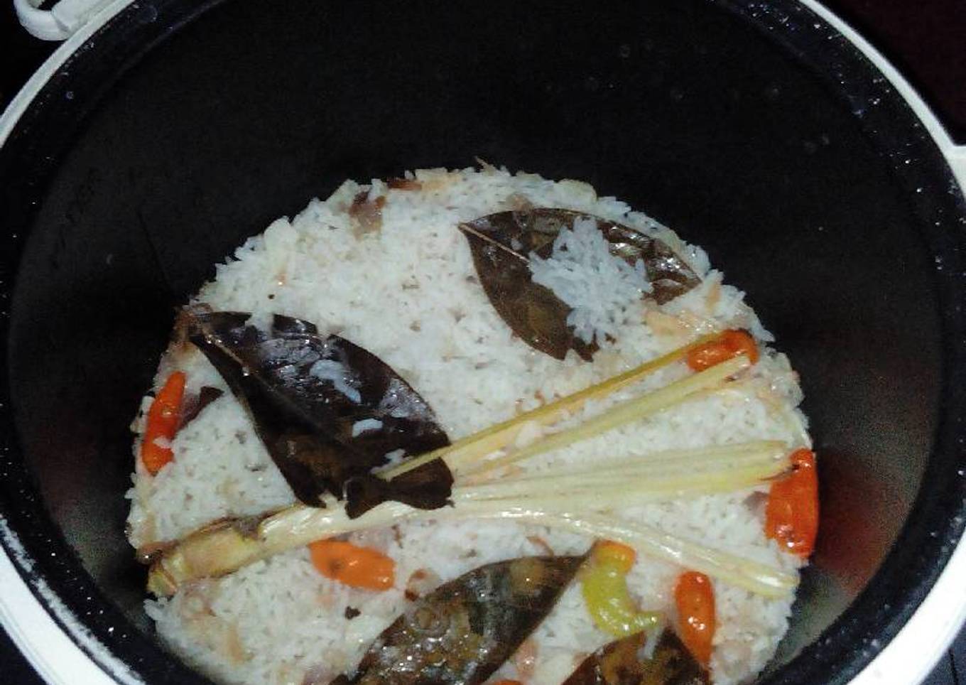 Penanak nasi nasi liwet (tanpa ikan teri)