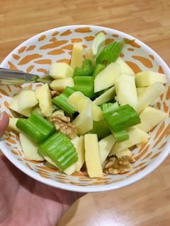 Una foto de Ensalada de apio y manzana con queso y nueces