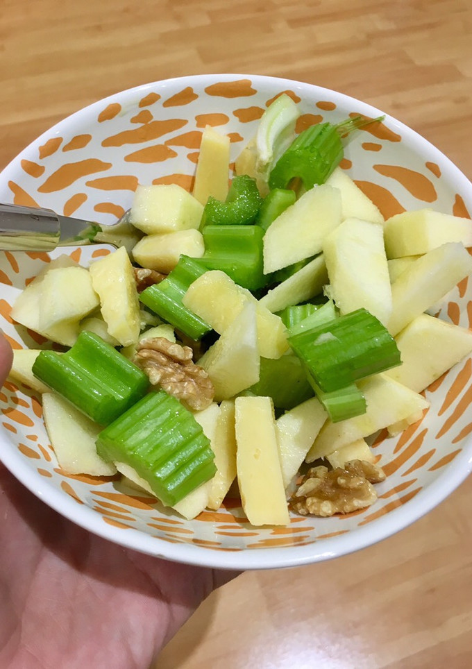 Una foto de Ensalada de apio y manzana con queso y nueces