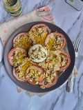 Carpaccio de tomates con pesto y burrata