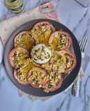 Carpaccio de tomates con pesto y burrata