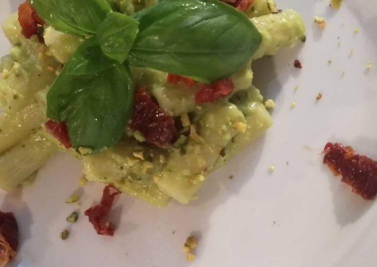 Maccheroni al pesto estivo di avocado