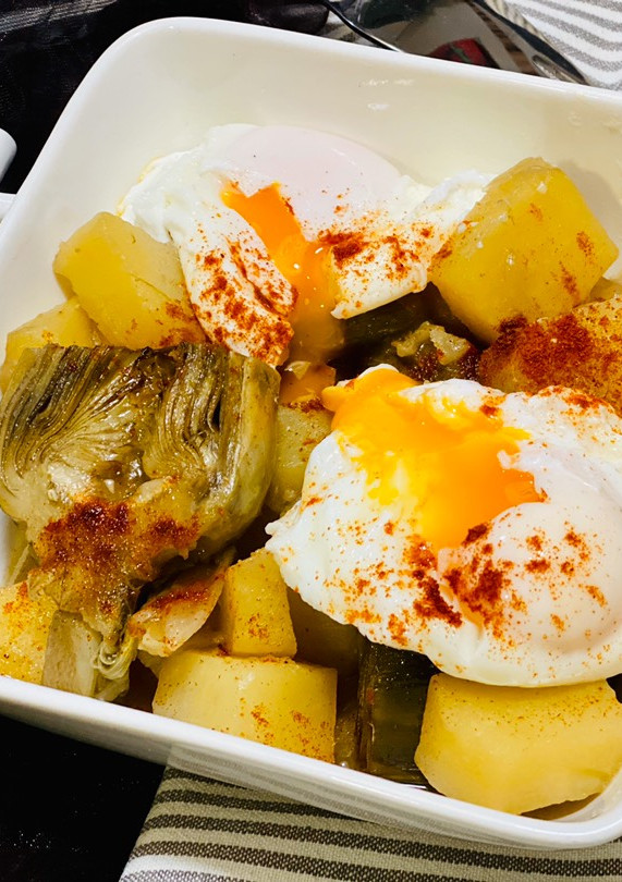 Una foto de Alcachofas con huevos escalfados (poché)