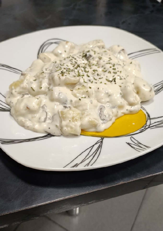 Una foto de Gnocchi con setas y salsa de queso