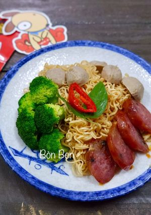 Hình của món Mì gói xào Lạp xưởng tươi.