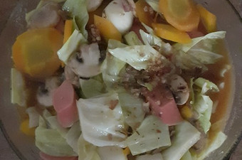 Resep Tumis wortel kubis topping telur puyuh jamur kancing sosis Enak