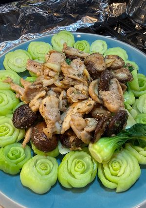 Hình của món Gà xào nấm cải thìa.