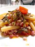 Sedanini con asparagi selvatici, pancetta e pomodoro fresco