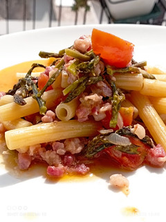 Foto di Sedanini con asparagi selvatici, pancetta e pomodoro fresco