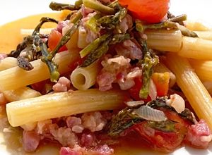 Foto di Sedanini con asparagi selvatici, pancetta e pomodoro fresco