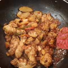A picture of 黄焖鸡 Braised Chicken.