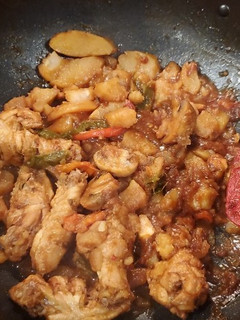 A picture of 黄焖鸡 Braised Chicken.