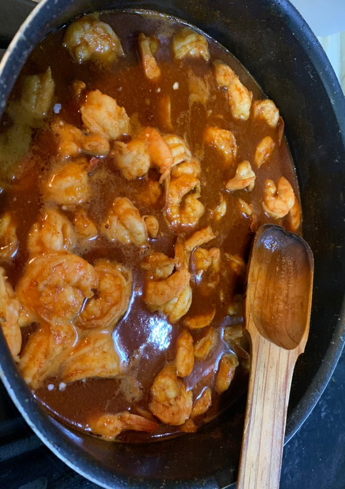 Una foto de Camarones en salsa roja y mantequilla
