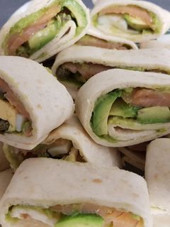 Una foto de Rollitos de aguacate y salmón