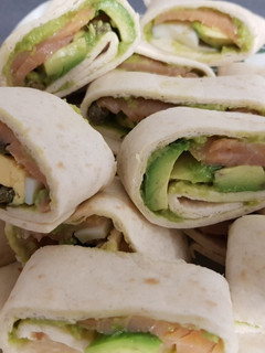 Una foto de Rollitos de aguacate y salmón