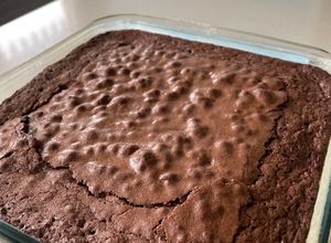 Una foto de Brownie con cacao en polvo