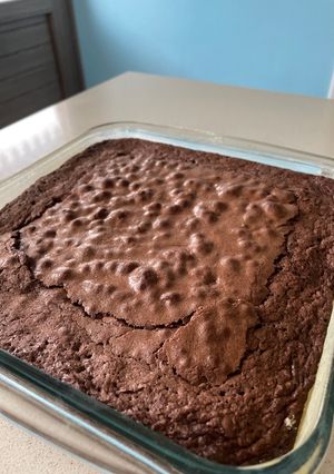 Una foto de Brownie con cacao en polvo