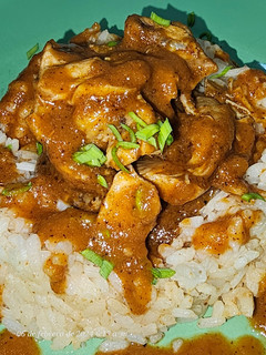 Una foto de Pollo en salsa zumaque