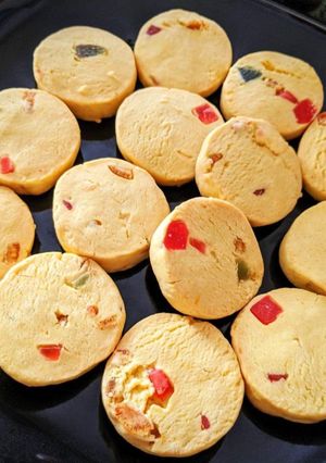 ট্যুটি ফ্রুটি কুকিজ (tutti frutti cookies recipe in Bengali) রেসিপির প্রধান ছবি
