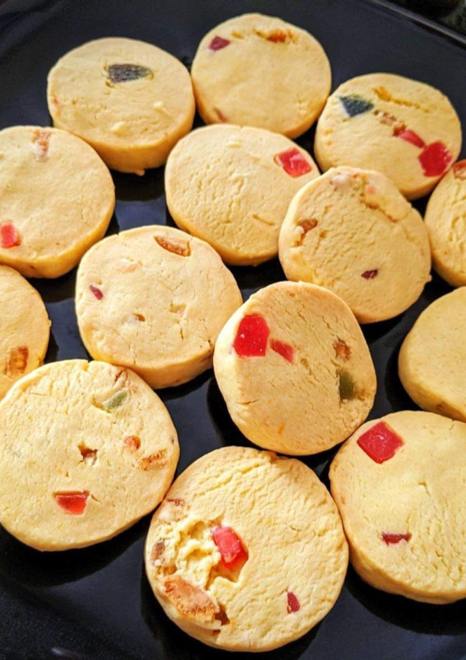 ট্যুটি ফ্রুটি কুকিজ (tutti frutti cookies recipe in Bengali) রেসিপির প্রধান ছবি