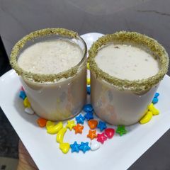 A picture of Milkshake shots.