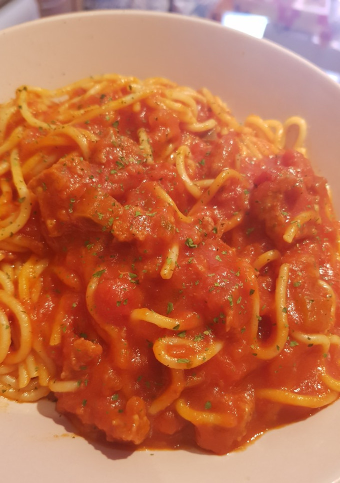Una foto de Espaguetis con salsa siciliana