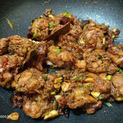 A picture of Spicy Chicken dry roast.