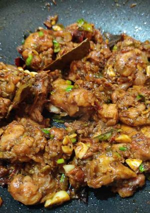 A picture of Spicy Chicken dry roast.
