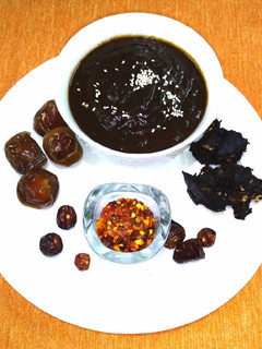 A picture of Dates and tamarind chutney.