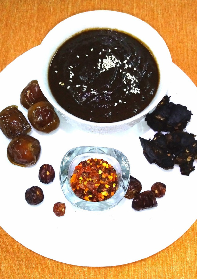 A picture of Dates and tamarind chutney.