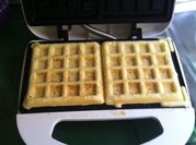 Una foto de waffles desayuno