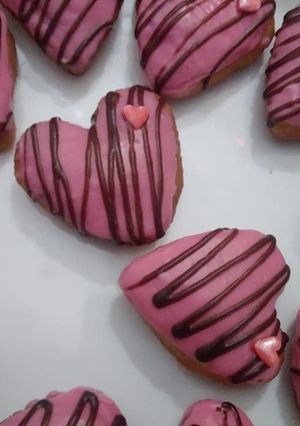 સ્ટ્રોબેરી ડોનટ (Strawberry Doughnut Recipe In Gujarati) રેસીપી મુખ્ય ફોટો