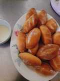 Bánh mì tí hon chấm sữa đặc