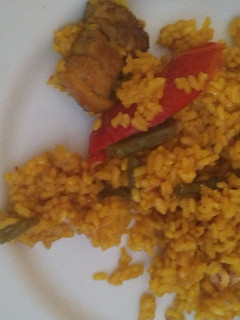 Una foto de Paella con costilla de cerdo y verduras