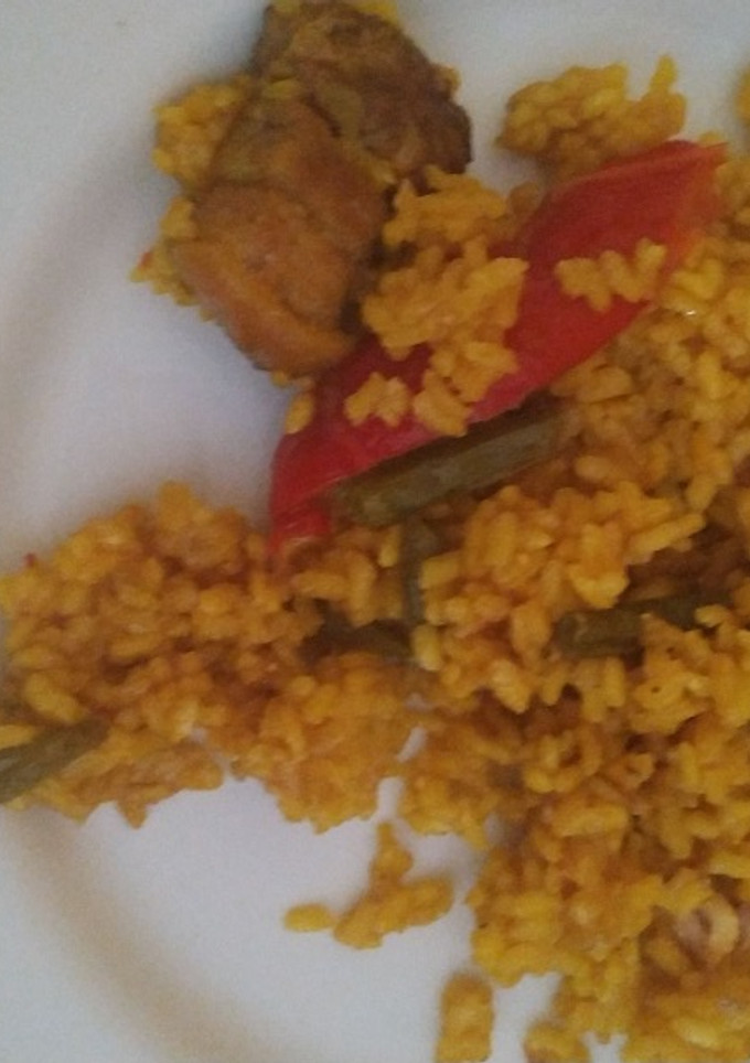 Una foto de Paella con costilla de cerdo y verduras