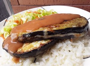 Una foto de Berenjenas🍆rellenas de queso🧀con salsa estilo coreano🍚