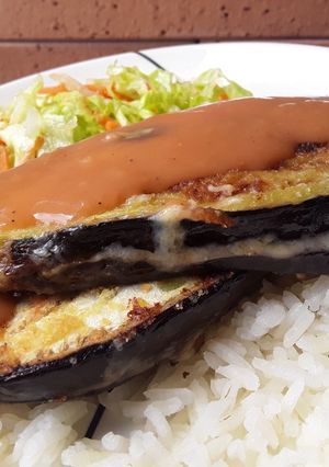 Una foto de Berenjenas🍆rellenas de queso🧀con salsa estilo coreano🍚