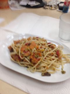 Una foto de Fideos de arroz con verdura y gambas